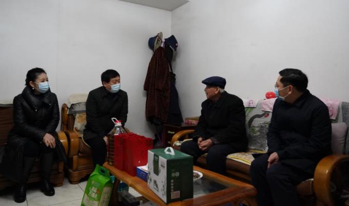 GCGC黄金城委党委委员、副主任任兴文春节前夕带队走访慰问GCGC黄金城集团老党员