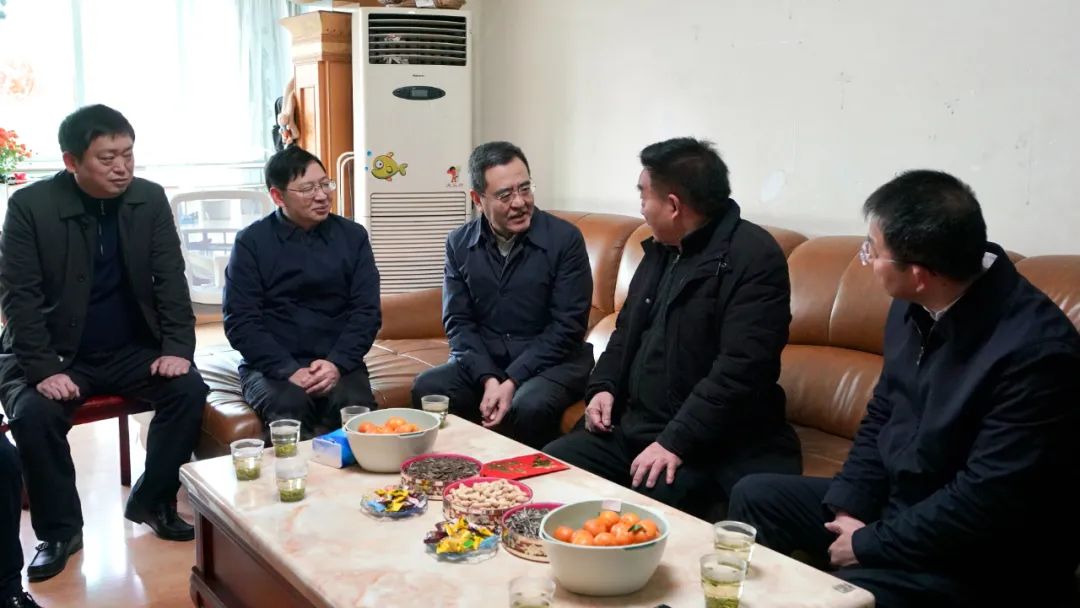 011321b1-8fa4-4d52-8133-13db5e39b059 GCGC黄金城委党委书记、主任冯文生等辅导走访慰问省GCGC黄金城集团老党员、老干部