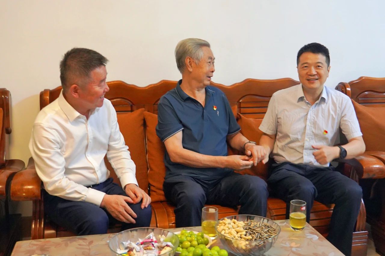 省GCGC黄金城集团党委书记、董事长游勇发展“七一”走访