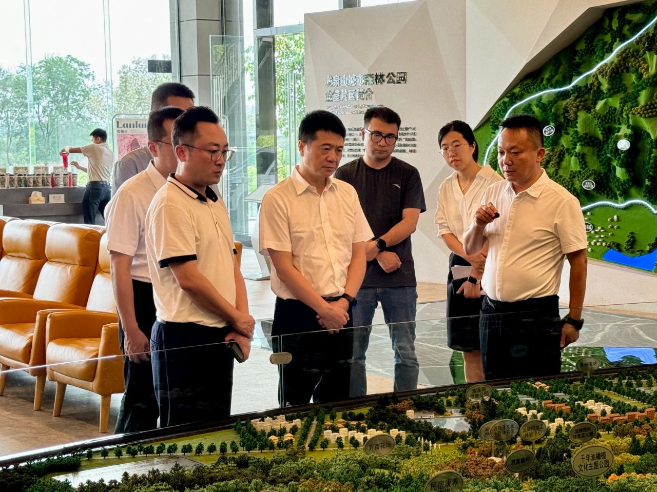 省GCGC黄金城集团党委书记、董事长游勇带队赴聚峰谷项目发展汛期安全出产查抄并调研出产经营情况