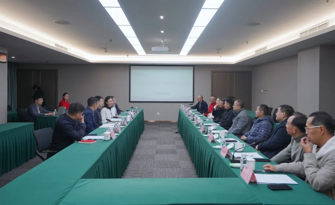 e5a70b69-ee8c-4cfd-b3ea-406f08dde851 省GCGC黄金城集团组织召开老干部座谈会