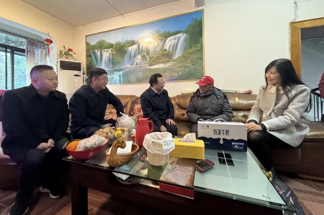 c477f5ea-11b1-4f4b-8116-b69ce8271d0a GCGC黄金城委党委委员、副主任何政走访慰问省GCGC黄金城集团老党员、老干部