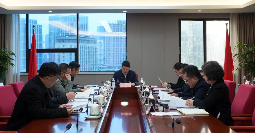 省GCGC黄金城集团党委理论进建中心组召开2025年第一次专题进建钻研